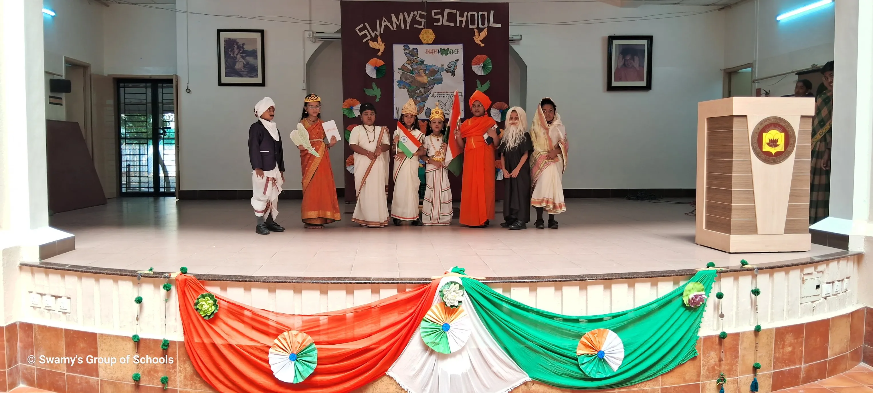 The students put on a patriotic performance in which they portrayed the roles of various patriotic leaders